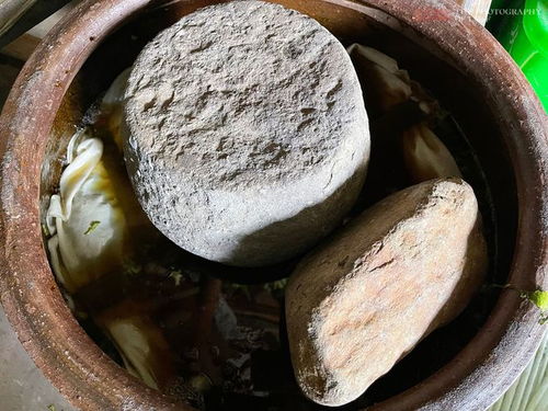 杭州特產梅干菜,腌制過程也是用腳踩,當地人 這是傳統制作方法