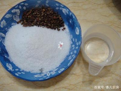 自己腌的臘雞腿,咸鮮適中,肉質(zhì)嫩滑,比買的還要好吃!